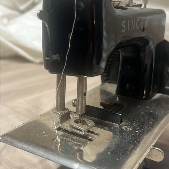 Singer Miniature Sewing Machine - Picture 5 of 8